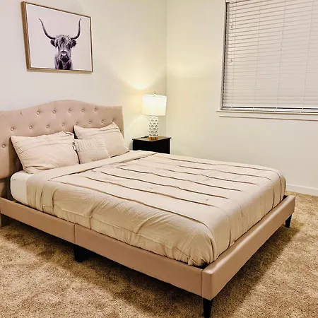 Room Only With Private Bath In A 2Br Apt 15Min From Airport And Downtown